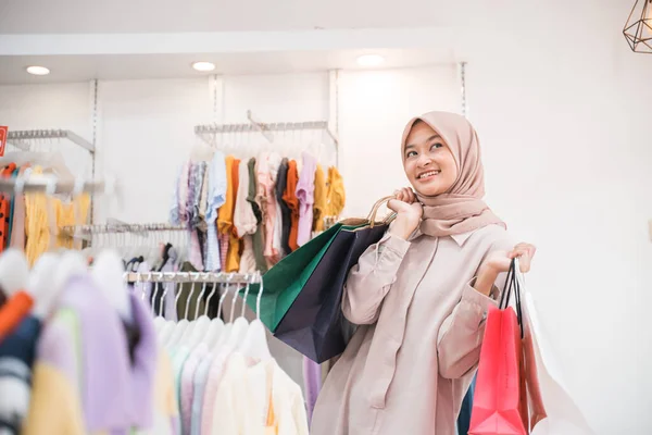 Приваблива азіатська жінка з хіджаб шарф покупки в бутіку — стокове фото