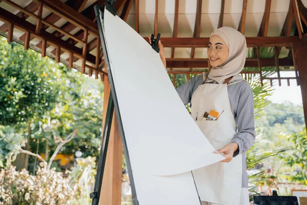 Muslim Žena umělkyně malba na plátně v domácím studiu — Stock fotografie