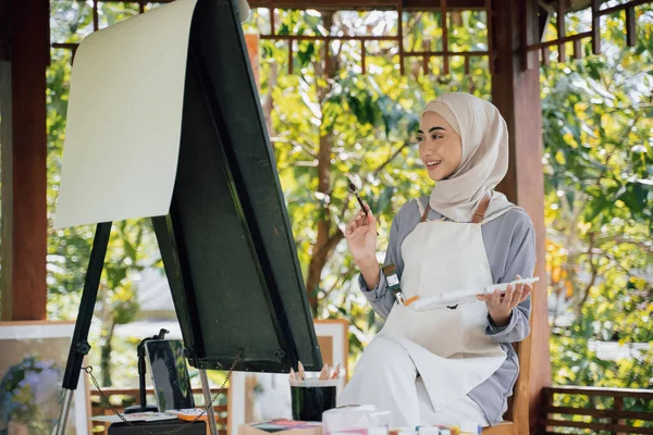 Muslim Pintura de artista femenina sobre lienzo en casa estudio —  Fotos de Stock