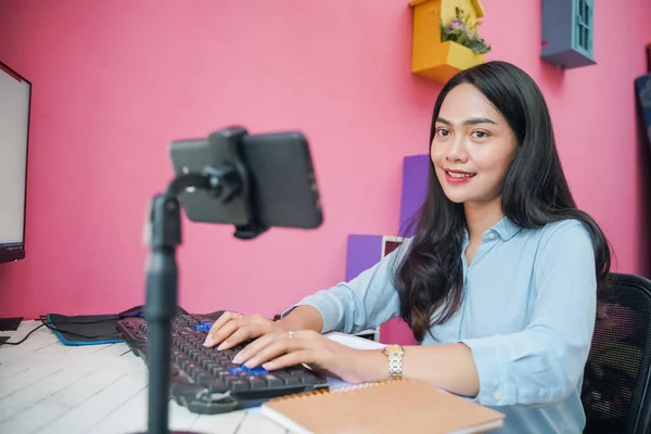 Mujer asiática independiente trabajando usando el teléfono desde casa —  Fotos de Stock