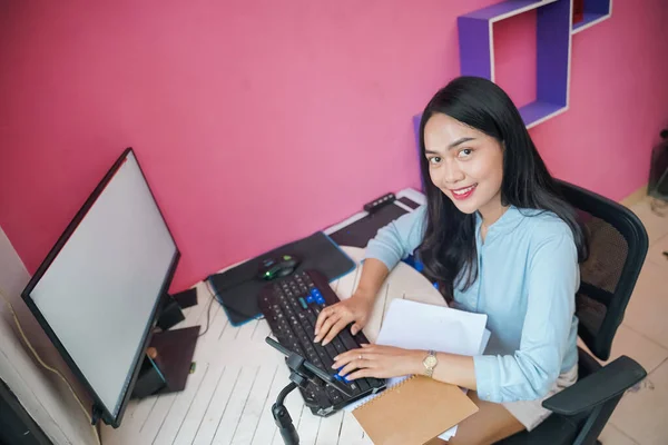 Независимая азиатка, работающая по телефону из дома — стоковое фото