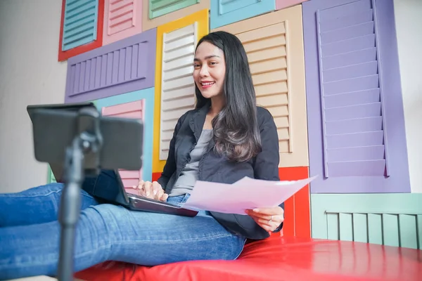 Freelance mulher asiática trabalhando usando laptop e área de transferência durante a reunião — Fotografia de Stock