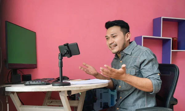 Freelance asiatico uomo utilizzando telefono riunione da casa — Foto Stock