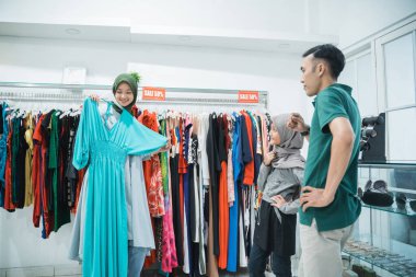 Müslüman kadın kocasından tavsiye istiyor.