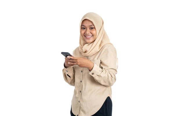 Mladá žena v závoji úsměv při držení smartphone — Stock fotografie