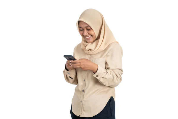 Jovem mulher asiática no hijab usando um telefone celular — Fotografia de Stock