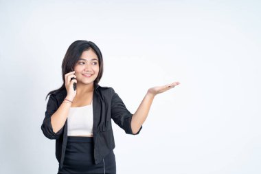 Genç bayan, el hareketleriyle bir arama yap ve sunum yap.