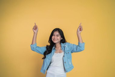 İki parmağı havada genç bir kadın.