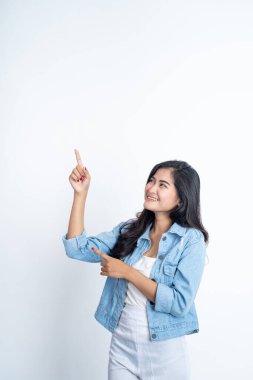 Kopyalama uzayı ile işaret eden Asyalı genç kadın.