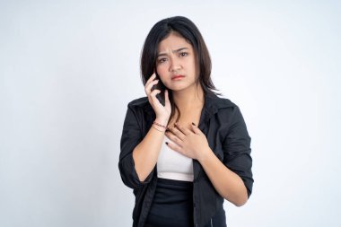 Genç bir kadın cep telefonuyla arama yapıyor.