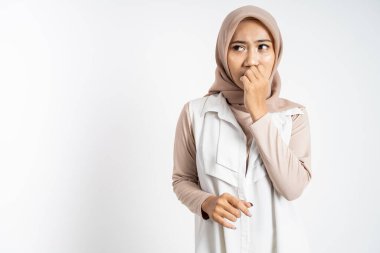 Endişeli Asyalı Müslüman kadın jesti