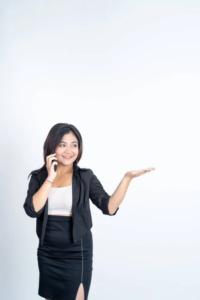 Jonge aziatische vrouw maken een oproep met de hand gebaar presenteren — Stockfoto