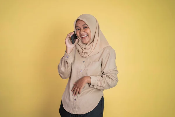 Азиатка в хиджабе с помощью мобильного телефона — стоковое фото