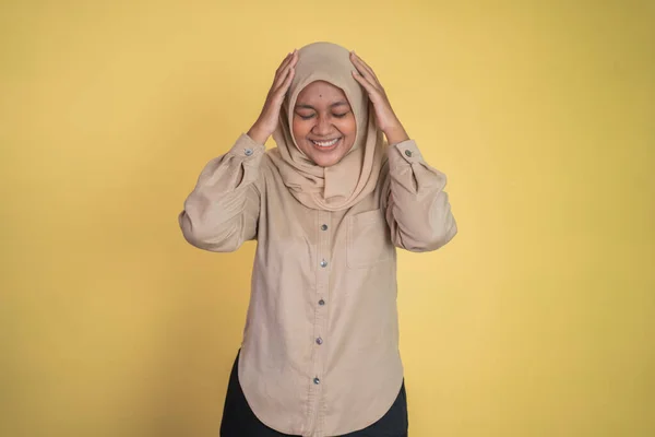 Asiatico donna in hijab holding testa con mal di testa — Foto Stock