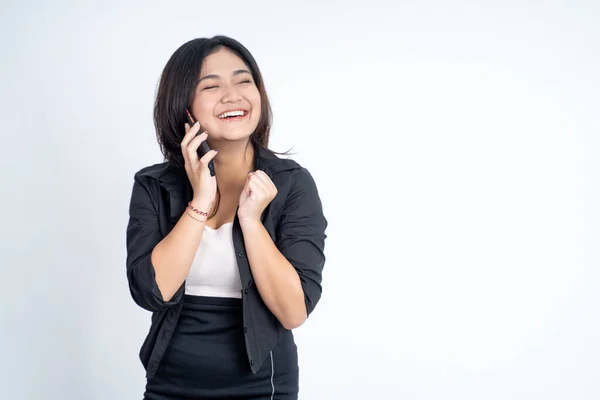 Jovem mulher fazendo uma chamada usando um telefone celular — Fotografia de Stock