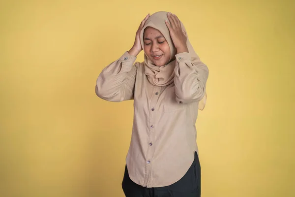 Женщина в хиджабе держит голову в замешательстве из-за ситуации — стоковое фото