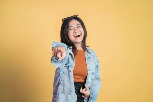 Asiatisk ung kvinna med finger pekande hand gest — Stockfoto