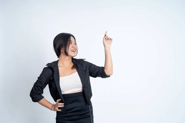 Sorrindo jovem mulher com dedo apontando gesto de mão — Fotografia de Stock