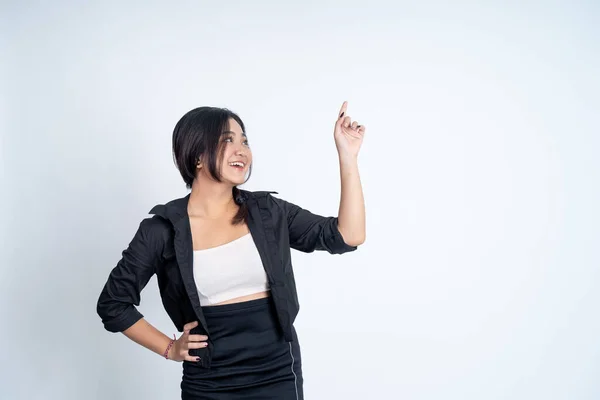 Mujer joven sonriente con el dedo señalando gesto de la mano — Foto de Stock