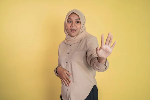 Asiatico donna in hijab in piedi con mano gesto rifiutare offerta — Foto Stock