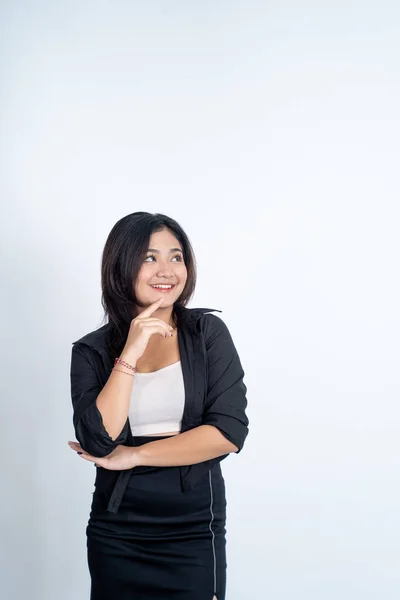 Animado asiático mulher com longo cabelo sorrindo enquanto em pé — Fotografia de Stock