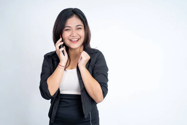 Giovane donna asiatica fare una chiamata utilizzando un telefono cellulare — Foto Stock