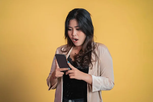 Giovane donna scioccata quando si utilizza un telefono cellulare — Foto Stock