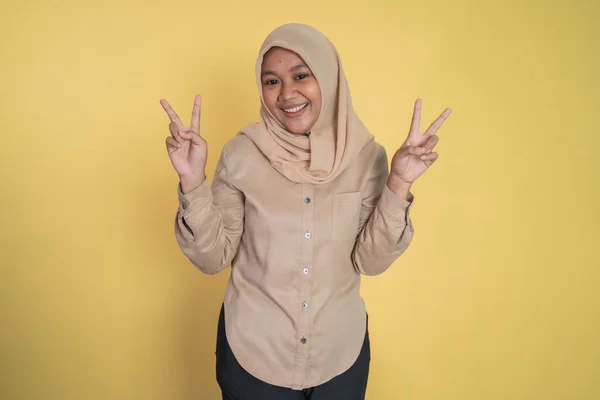 Asian woman in hijab smiling with peace hand gestures — Stock Photo, Image