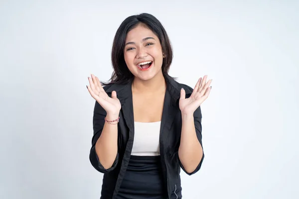 Mujer joven excitada abriendo dos palmas mientras sonríe —  Fotos de Stock
