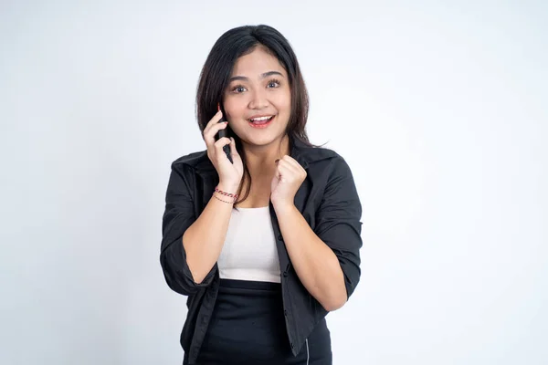 Joven mujer asiática haciendo una llamada usando un teléfono celular — Foto de Stock
