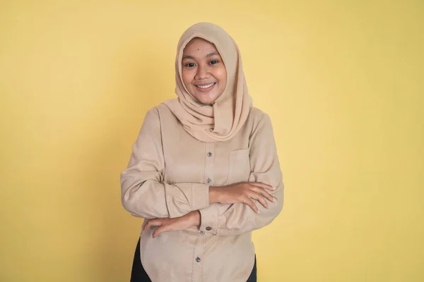 Young muslim woman stand with crossed hands on isolated background — Stock Photo, Image