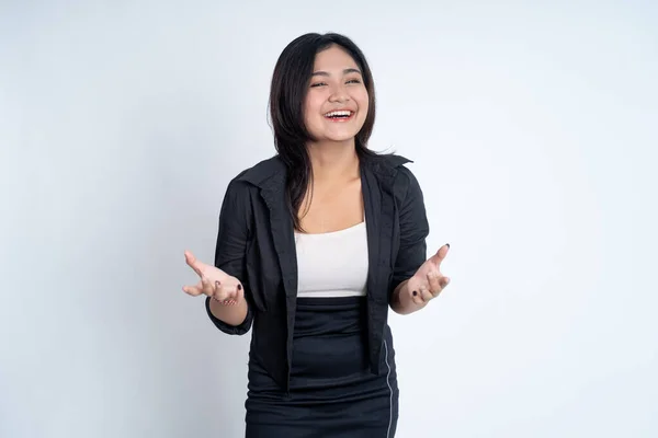 Spännande ung asiatisk kvinna öppnar två handflator samtidigt som hon ler — Stockfoto