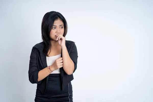 Jonge aziatische vrouw denken iets met beet vinger gebaar — Stockfoto