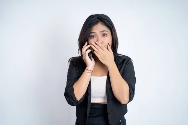 Asiatisk kvinna ringer ett samtal när hon hör dåliga nyheter — Stockfoto