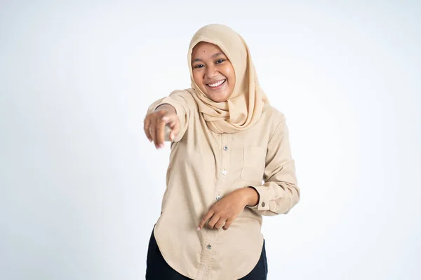 Улыбающаяся женщина хиджаба с пальцем, указывающим на жест рукой — стоковое фото