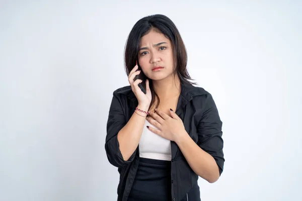 Mujer joven haciendo una llamada usando un teléfono celular —  Fotos de Stock