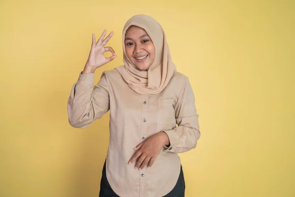 Молодая женщина улыбается с нормальной рукой жест на изолированном фоне — стоковое фото