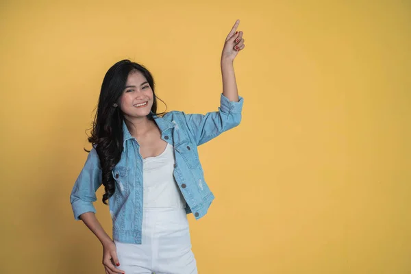 指を指差すアジア系の若い女性 — ストック写真
