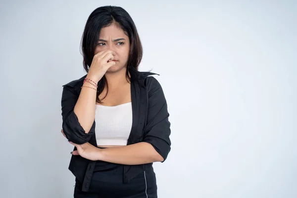 Jonge vrouw bedekt neus met vinger wanneer slechte geur — Stockfoto