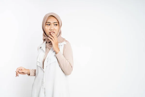 Khawatir muslim Asia gerakan wanita pada latar belakang terisolasi — Stok Foto