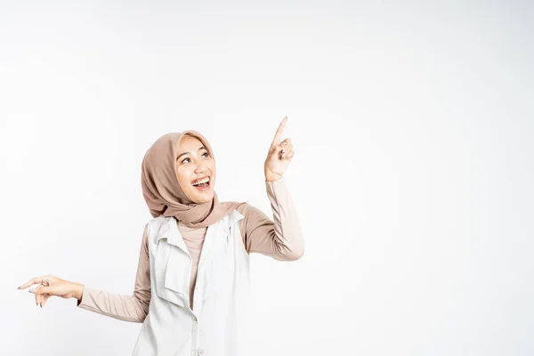 Donna hijab sorridente con dito rivolto verso l'alto gesto della mano — Foto Stock