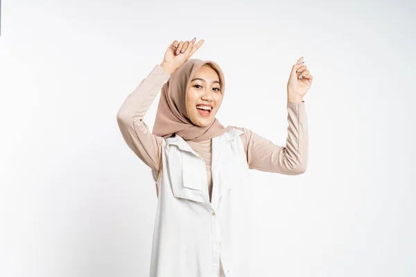 Smiling hijab woman with finger pointing up hand gesture — Stock Photo, Image