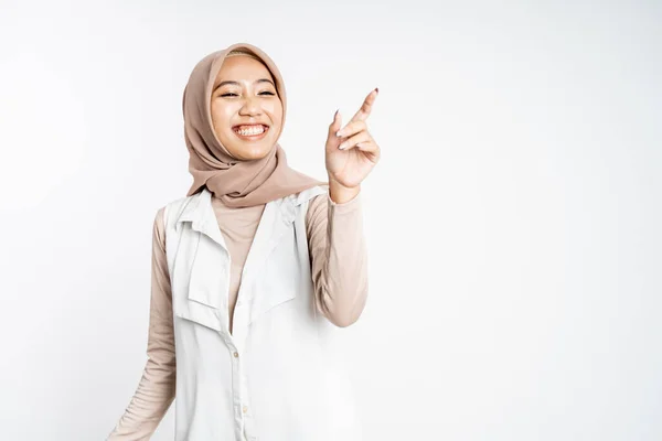 Lächelnde Hidschab-Frau mit erhobenem Zeigefinger — Stockfoto
