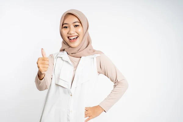 Frau im Hijab lächelt mit erhobenem Daumen im Stehen — Stockfoto