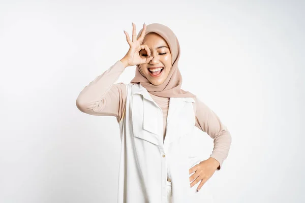Mulher asiática no hijab sorrindo com gesto ok — Fotografia de Stock