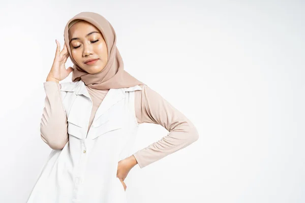 Asiatisk kvinna i hijab håller huvudet med huvudvärk — Stockfoto