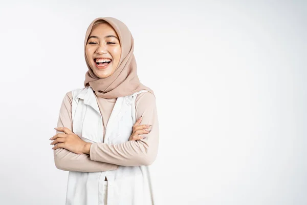 Donna musulmana stare con le mani incrociate su sfondo isolato — Foto Stock