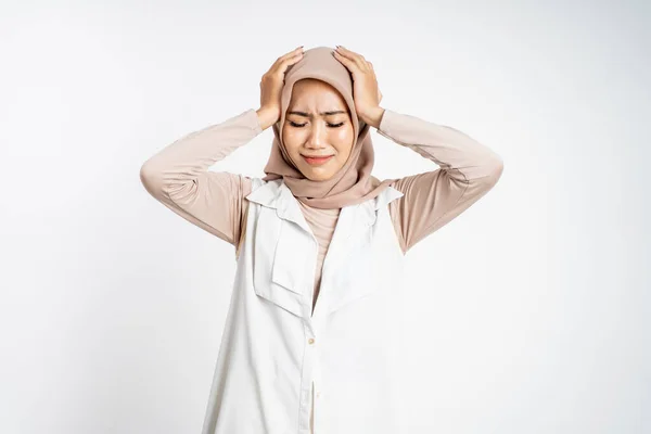 Aziatische vrouw in hijab houden hoofd met hoofdpijn — Stockfoto
