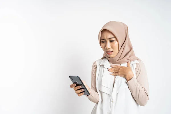 Mulher muçulmana chocado ao usar o telefone móvel — Fotografia de Stock