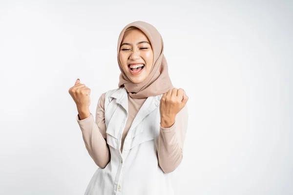 Mujer en hijab apretando las manos mientras celebra el éxito — Foto de Stock